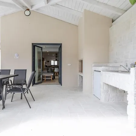 Luni Villa *